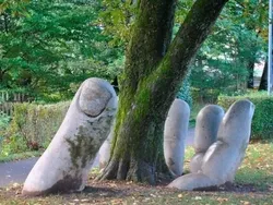 Keren! Seni Patung yang Menyatu dengan Alam