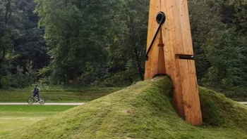 Patung Jepitan Baju karya Mehmet Ali Uysal di Belgia. Foto: via StreetArtUtopia