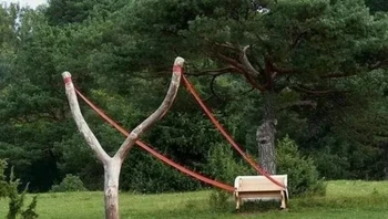 Bangku Ketapel Raksasa karya Seniman Cornelia Konrads. Foto: via StreetArtUtopia