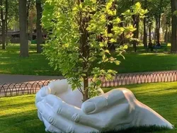 Keren! Seni Patung yang Menyatu dengan Alam