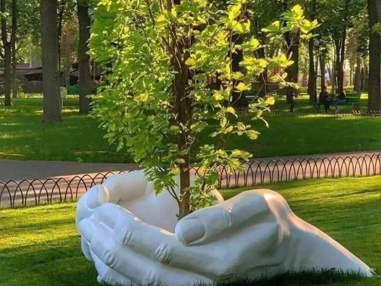 Keren! Seni Patung yang Menyatu dengan Alam