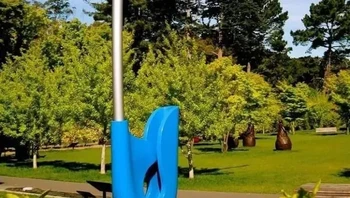 Patung Peniti oleh Claes Oldenburg. Foto: via StreetArtUtopia