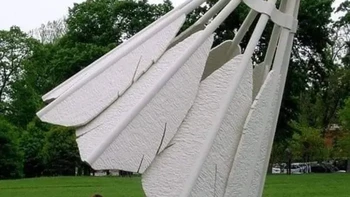 Shuttlecock oleh Claes Oldenburg dan Coosje van Bruggen di Kansas City, Amerika Serikat. Foto: via StreetArtUtopia