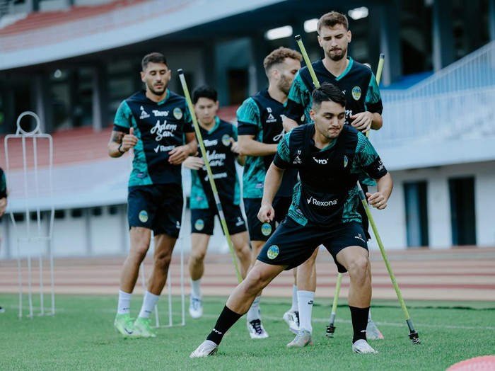Sesi latihan PSIM Jogja di Stadion Mandala Krida, Kota Jogja, Selasa (4/11/2025).