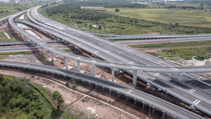 Sejumlah kendaraan melintas di simpang susun Palembang Jalan Tol Trans Sumatera (JTTS) ruas Palembang-Kayu Agung di Pemulutan, Ogan Ilir (OI), Sumatera Selatan, Jumat (7/11/2025). Pembangunan simpang susun Palembang yang menghubungkan JTTS ruas Palembang-Indralaya (Palindra), ruas Palembang-Kayu Agung dan ruas Indralaya-Prabumulih (Indra Prabu) sepanjang 12,8 km tersebut telah rampung dan akan dioperasikan pada Desember 2025. ANTARA FOTO/Nova Wahyudi