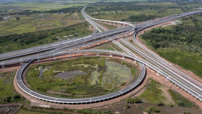 Sejumlah kendaraan melintas di simpang susun Palembang Jalan Tol Trans Sumatera (JTTS) ruas Palembang-Kayu Agung di Pemulutan, Ogan Ilir (OI), Sumatera Selatan, Jumat (7/11/2025). Pembangunan simpang susun Palembang yang menghubungkan JTTS ruas Palembang-Indralaya (Palindra), ruas Palembang-Kayu Agung dan ruas Indralaya-Prabumulih (Indra Prabu) sepanjang 12,8 km tersebut telah rampung dan akan dioperasikan pada Desember 2025. ANTARA FOTO/Nova Wahyudi