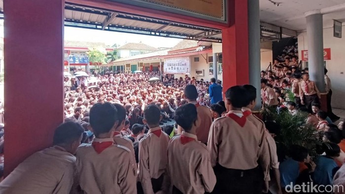 Siswa SMPN 1 Bumiayu mogok belajar.