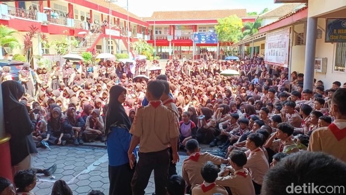 Siswa SMPN 1 Bumiayu mogok belajar.