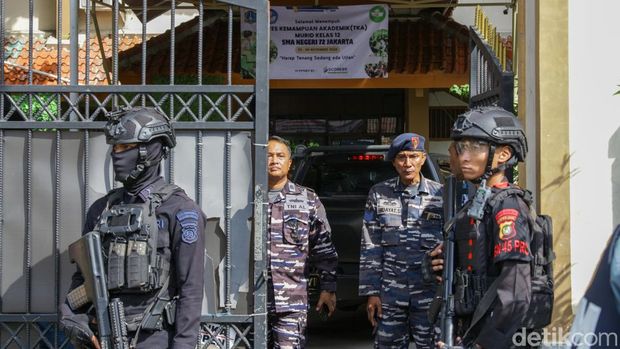 SMAN 72 Kelapa Gading Dijaga Ketat Usai Ledakan Anggota Brimob menjaga kawasan SMA Negeri 72 Kelapa Gading setelah terjadi ledakan, Jumat (7/11/2025). Ledakan diduga bersumber dari speaker di area masjid sekolah.