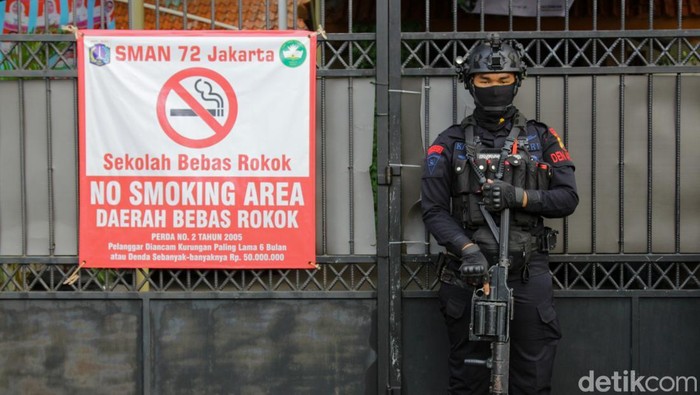 Anggota Brimob menjaga kawasan SMA Negeri 72 Kelapa Gading setelah terjadi ledakan, Jumat (7/11/2025).  Ledakan diduga bersumber dari speaker di area masjid sekolah.