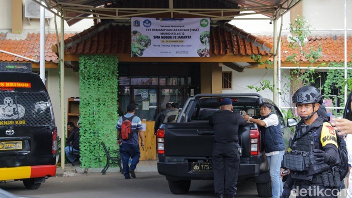 Anggota Brimob menjaga kawasan SMA Negeri 72 Kelapa Gading setelah terjadi ledakan, Jumat (7/11/2025).  Ledakan diduga bersumber dari speaker di area masjid sekolah.