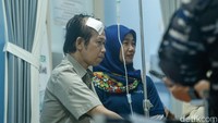 Para korban yang mengalami luka akibat insiden tersebut dibawa menggunakan ambulans dan langsung mendapat penanganan intensif dari tim medis rumah sakit.
