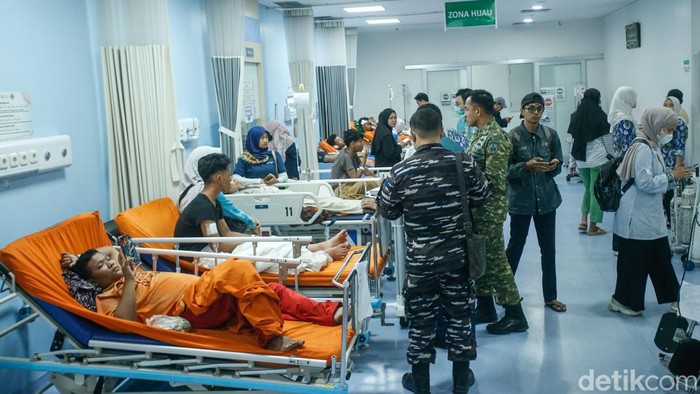 Suasana haru menyelimuti Instalasi Gawat Darurat (IGD) RS Islam Cempaka Putih, Jakarta, Jumat (7/11/2025), saat sejumlah siswa korban ledakan di SMA Negeri 72 Jakarta mendapatkan perawatan medis.