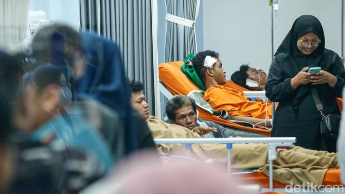 Suasana haru menyelimuti Instalasi Gawat Darurat (IGD) RS Islam Cempaka Putih, Jakarta, Jumat (7/11/2025), saat sejumlah siswa korban ledakan di SMA Negeri 72 Jakarta mendapatkan perawatan medis.