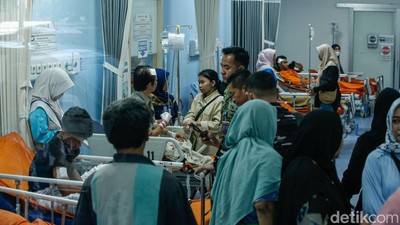 Suasana Haru di IGD RS Islam Cempaka Putih, Korban Ledakan SMA 72 Jalani Perawatan