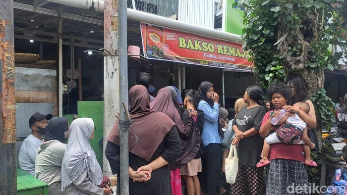 Suasana warung bakso remaja Gading kembali buka usai dinyatakan negatif menggunakan produk non halal, Jumat (7/11/2025).