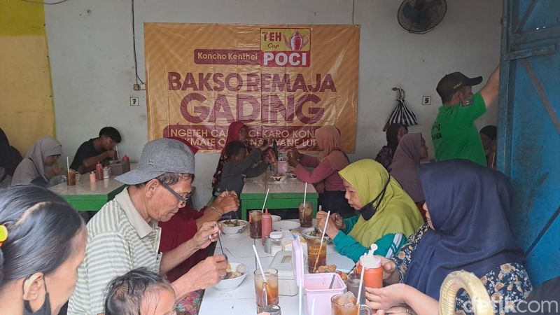 Suasana warung bakso remaja Gading kembali buka usai dinyatakan negatif menggunakan produk non halal, Jumat (7/11/2025).