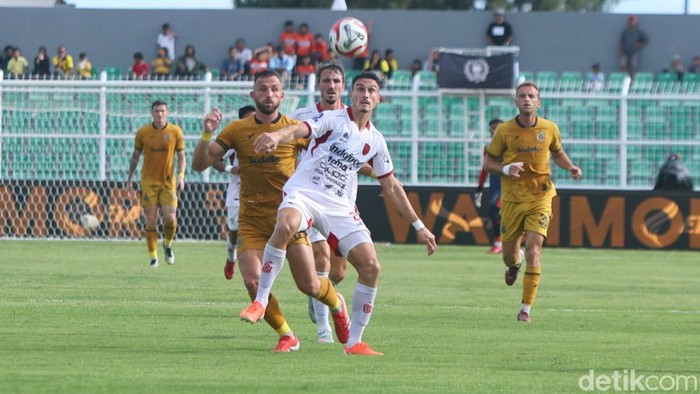 Duel pemain Bhayangkara FC vs Bali United