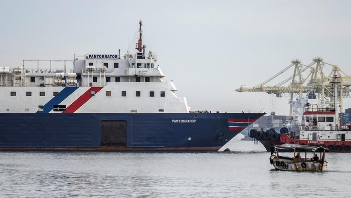 Nelayan menggunakan perahunya melintas di dekat bongkar muat peti kemas di Terminal Peti Kemas Pelabuhan Tanjung Emas, Semarang, Jawa Tengah, Jumat (7/11/2025). Menteri Koordinator Bidang Infrastruktur dan Pembangunan Kewilayahan, Agus Harimurti Yudhoyono (AHY), menargetkan kontribusi sektor maritim terhadap Produk Domestik Bruto (PDB) nasional dari 8,1 persen pada 2025 menjadi 9,1 persen pada 2029, melalui peningkatan kapasitas dan efisiensi pelabuhan utama serta penguatan jaringan tol laut yang menjadi tulang punggung logistik nasional. ANTARA FOTO/Aprillio Akbar/bar