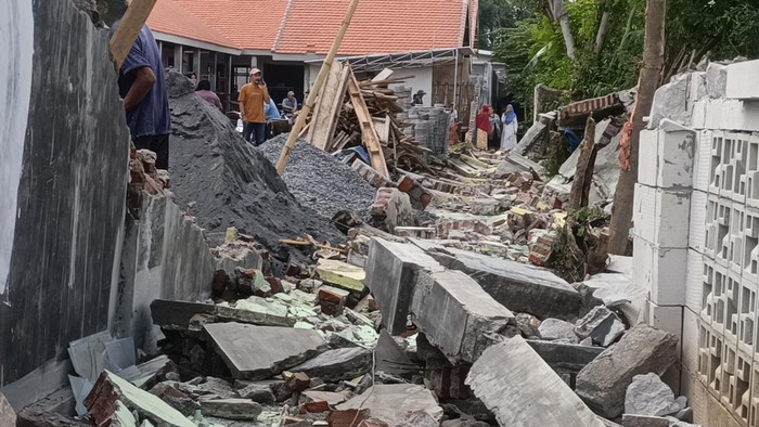 Tembok Sekolah Luar Biasa (SLB) Negeri Gending di Desa Sebaung, Kecamatan Gending, Kabupaten Probolinggo roboh