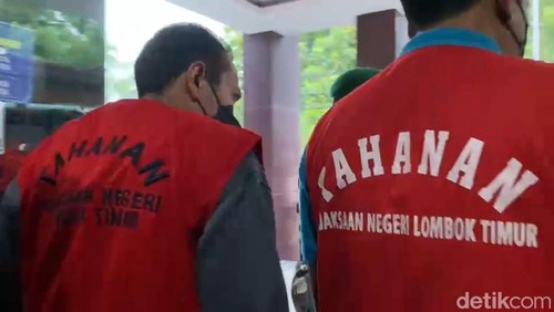 Tersangka kasus dugaan tindak pidana korupsi pengadaan TIK di Dikbud Lombok Timur, NTB ketika hendak dipindah ke Rutan Selong, Jumat (7/11/2025).