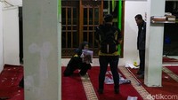 Berseragam lengkap dengan alat pendeteksi bahan peledak, petugas Gegana tampak memeriksa setiap sudut masjid dan halaman sekolah, di area masjid SMAN 72 Jakarta, Kelapa Gading, Jumat (7/11/2025).