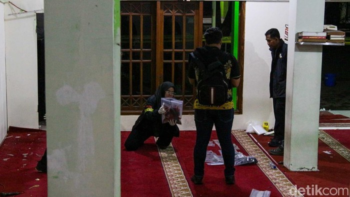 Tim dari Satuan Gegana dan Tim Penjinak Bom (Jibom) Polri dikerahkan untuk melakukan penyisiran di area masjid SMAN 72 Jakarta, Kelapa Gading, Jumat (7/11/2025), usai terjadinya ledakan yang melukai puluhan siswa.