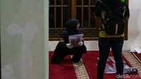 Kawasan sekolah dijaga ketat oleh aparat Polri dan TNI, sementara garis polisi masih terpasang di sekitar masjid untuk membatasi akses warga.