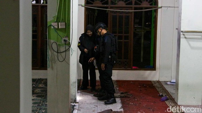 Tim dari Satuan Gegana dan Tim Penjinak Bom (Jibom) Polri dikerahkan untuk melakukan penyisiran di area masjid SMAN 72 Jakarta, Kelapa Gading, Jumat (7/11/2025), usai terjadinya ledakan yang melukai puluhan siswa.