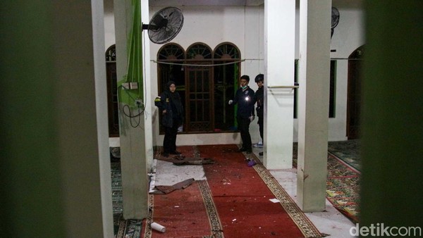 Tim Gegana dan Jibom Polri Sisir Masjid SMAN 72 Usai Ledakan