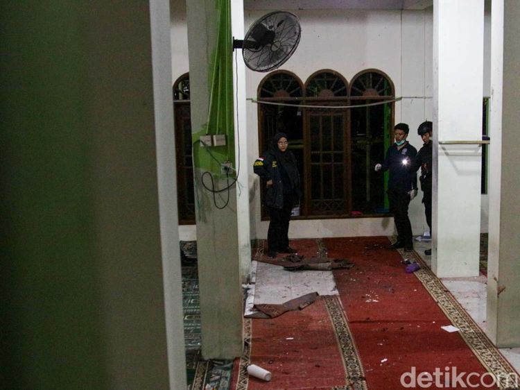 Tim Gegana dan Jibom Polri Sisir Masjid SMAN 72 Usai Ledakan