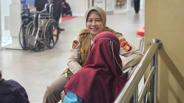 Tim Psikologi Polda Metro memberikan pendampingan psikologis kepada keluarga dan guru korban ledakan SMAN 72. (dok istimewa)