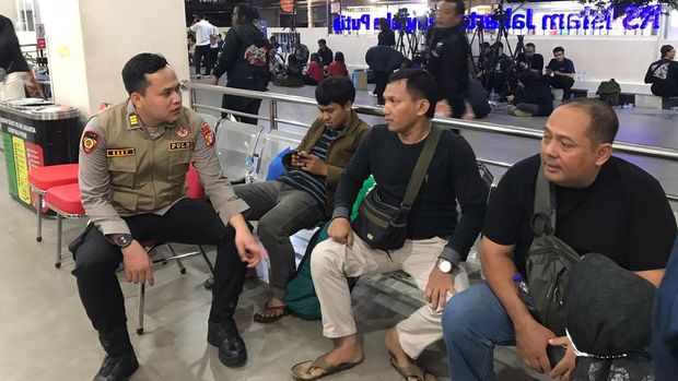 Tim Psikologi Polda Metro memberikan pendampingan psikologis kepada keluarga dan guru korban ledakan SMAN 72. (dok istimewa)