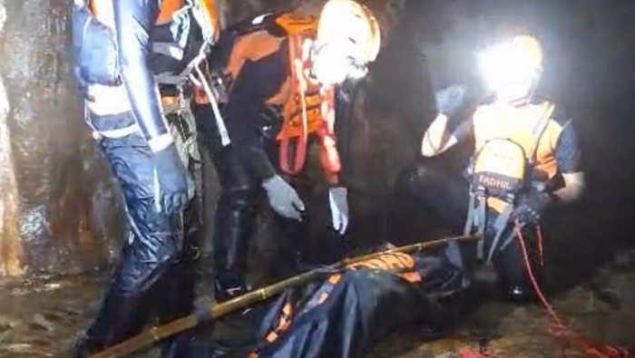 Tim SAR mengevakuasi jenazah Memed pemburu kelelawar di Goa Lalay, Pangandaran