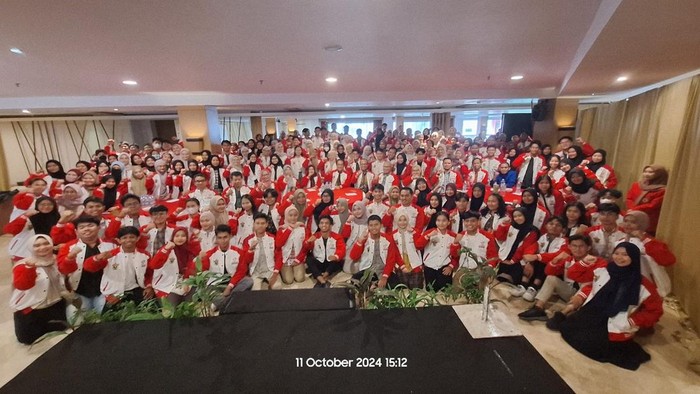 Tim Unhas Makassar saat menyabet juara umum Pimnas ke-37 di Unair pada 2024. Dokumen Istimewa