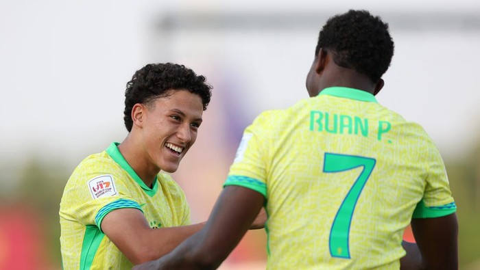 DOHA, QATAR - NOVEMBER 04: Felipe Morais of Brazil celebrates scoring his teams third goal with teammates Ruan Pablo during the FIFA Under-17 World Cup match between Brazil and Honduras at Aspire Academy on November 04, 2025 in Doha, Qatar. (Photo by Mohamed Farag - FIFA/FIFA via Getty Images)
