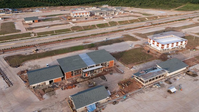 Foto udara pembangunan rest area STA 71 Jalan Tol Trans Sumatera (JTTS) ruas Palembang-Betung di Sembawa, Banyuasin, Sumatera Selatan, Jumat (7/11/2025). Progres pembangunan rest area tersebut sudah mencapai 67,12 persen dan ditargetkan rampung pada Desember 2025. ANTARA FOTO/Nova Wahyudi