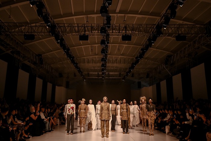 Toton the Label yang didirikan Toton Januar mempersembahkan koleksi Regang yang terinspirasi wanita Aceh di panggung Dewi Fashion Knights (DFK) 2025 dalam gelaran Jakarta Fashion Week (JFW) 2026.