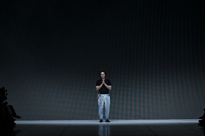 Toton the Label yang didirikan Toton Januar mempersembahkan koleksi Regang yang terinspirasi wanita Aceh di panggung Dewi Fashion Knights (DFK) 2025 dalam gelaran Jakarta Fashion Week (JFW) 2026.