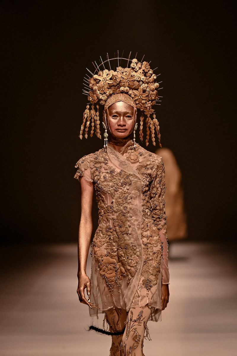 Toton the Label yang didirikan Toton Januar mempersembahkan koleksi Regang yang terinspirasi wanita Aceh di panggung Dewi Fashion Knights (DFK) 2025 dalam gelaran Jakarta Fashion Week (JFW) 2026.