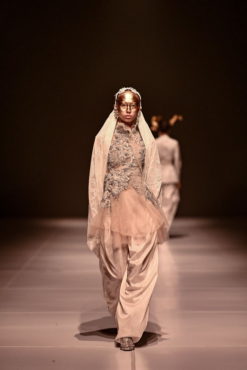 Toton the Label di Jakarta Fashion Week 2026 Toton the Label yang didirikan Toton Januar mempersembahkan koleksi Regang yang terinspirasi wanita Aceh di panggung Dewi Fashion Knights (DFK) 2025 dalam gelaran Jakarta Fashion Week (JFW) 2026.