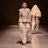 Ia pun membuktikan kepantasannya untuk kembali menyandang pengakuan tersebut dengan kepiawaiannya dalam mendesain busana kontemporer yang berpijak pada budaya Indonesia. (Foto: Dok. JFW)