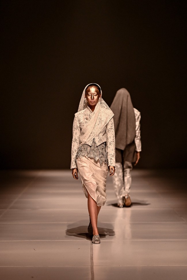 Dengan tajuk Regang, Toton kemudian mengemasnya dengan nuansa emas yang sumber inspirasinya datang dari sejarah Sumatera sebagai Swarnadwipa yang dalam bahasa Sanskerta berarti Pulau Emas karena kemakmurannya. (Foto: Dok. JFW)