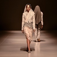 Dengan tajuk Regang, Toton kemudian mengemasnya dengan nuansa emas yang sumber inspirasinya datang dari sejarah Sumatera sebagai Swarnadwipa yang dalam bahasa Sanskerta berarti Pulau Emas karena kemakmurannya. (Foto: Dok. JFW)