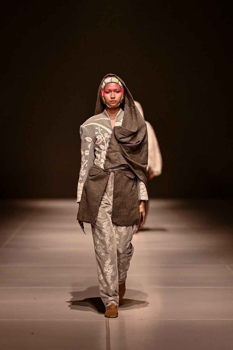 Toton the Label yang didirikan Toton Januar mempersembahkan koleksi Regang yang terinspirasi wanita Aceh di panggung Dewi Fashion Knights (DFK) 2025 dalam gelaran Jakarta Fashion Week (JFW) 2026.
