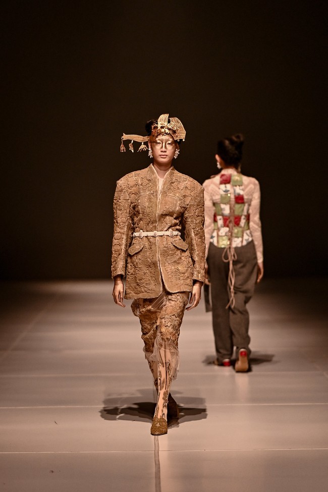 Toton juga kembali bereksplorasi dengan material keramik yang merupakan kelanjutan dari koleksi sebelumnya. (Foto: Dok. JFW)