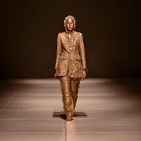 Riasan wajah menjadi statement tersendiri. Pulasan berwarna emas dipadu headpiece senada yang mencakup bentukan baru dari suntiang atau pelindung kepala bergaya etnik semakin mempertegas bahwa koleksi ini pantas disebut sebagai wearable-art. (Foto: Dok. JFW)