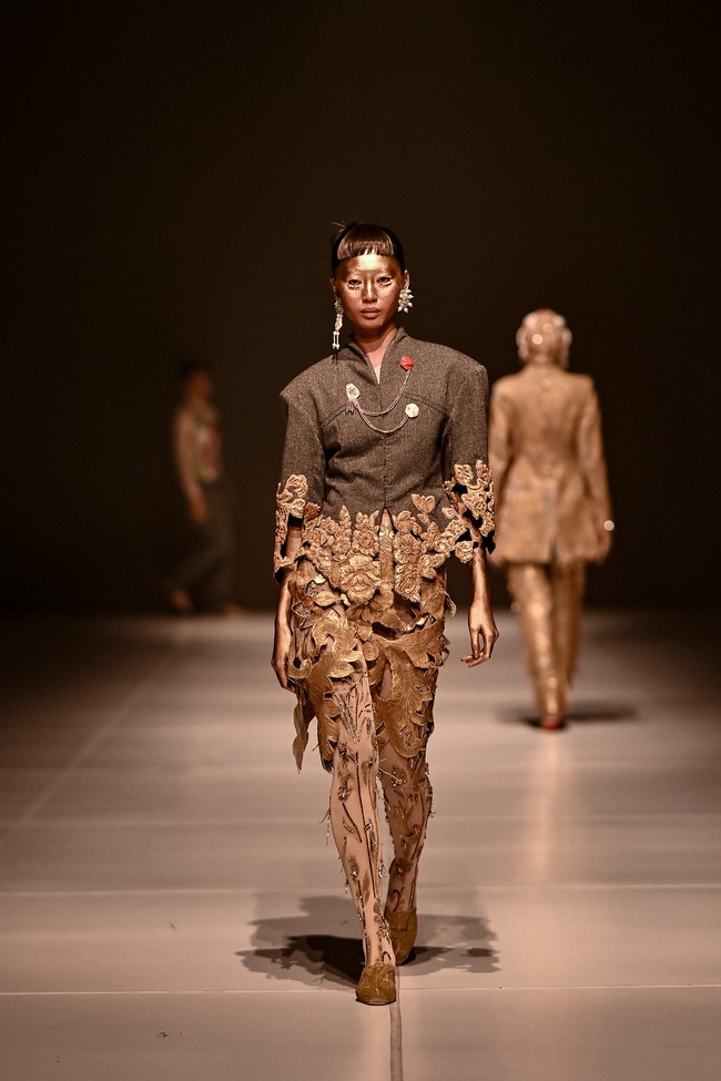 Dekonstruksi dari pakaian adat wanita Aceh, yang umum dikenal dengan nama Daro Baro, ini kian menarik dengan penataan kerudung dan selendang yang asimetris. (Foto: Dok. JFW)