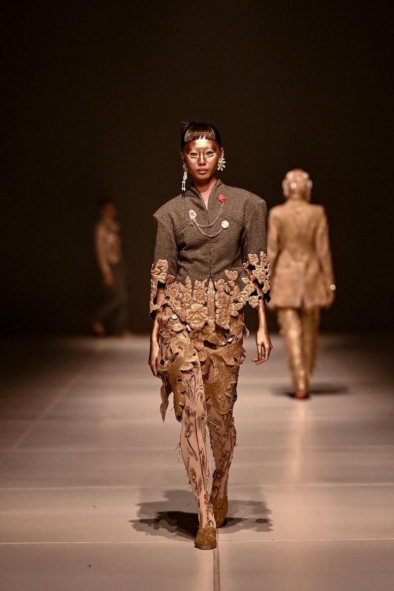 Toton the Label yang didirikan Toton Januar mempersembahkan koleksi Regang yang terinspirasi wanita Aceh di panggung Dewi Fashion Knights (DFK) 2025 dalam gelaran Jakarta Fashion Week (JFW) 2026.