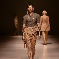 Dekonstruksi dari pakaian adat wanita Aceh, yang umum dikenal dengan nama Daro Baro, ini kian menarik dengan penataan kerudung dan selendang yang asimetris. (Foto: Dok. JFW)